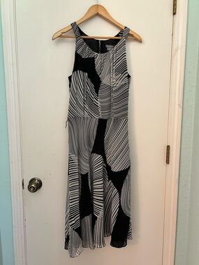 Ann Taylor Black and White Abstract Print Sleeveless Midi Dress missing belt